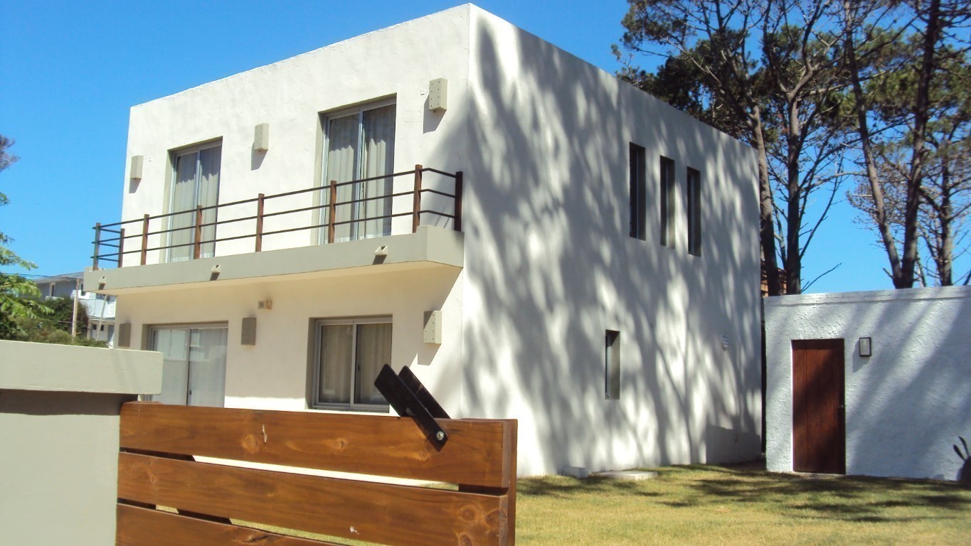 Casa en alquiler en Montoya, La Barra a dos cuadras del mar.